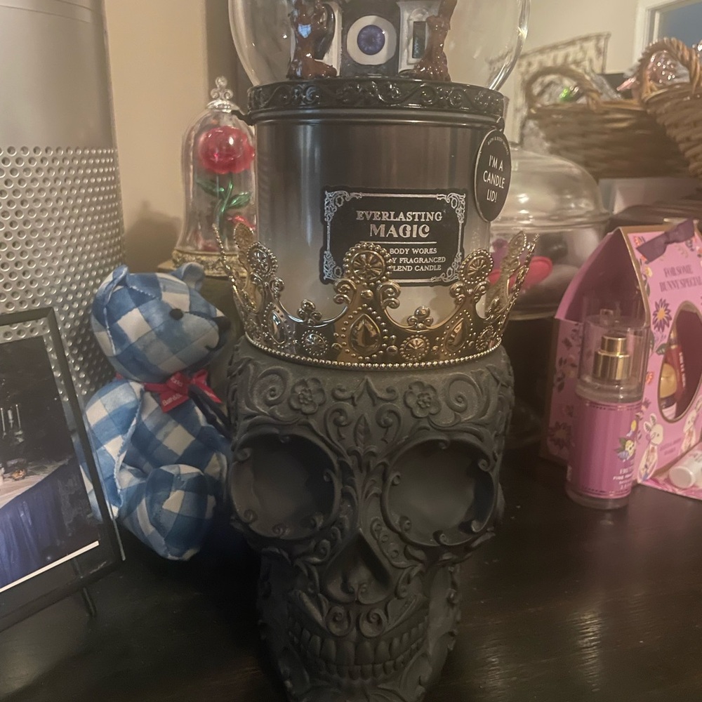 Bath and body works Skull  three wick Candle Holder